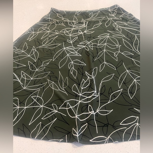 Roz & Ali Green with Black and White Leaf Pattern Flare Stretchy Skirt - Picture 2 of 11